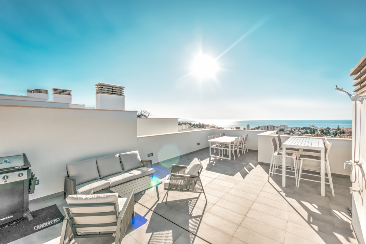 Den stora privata takterrassen med havsutsikt