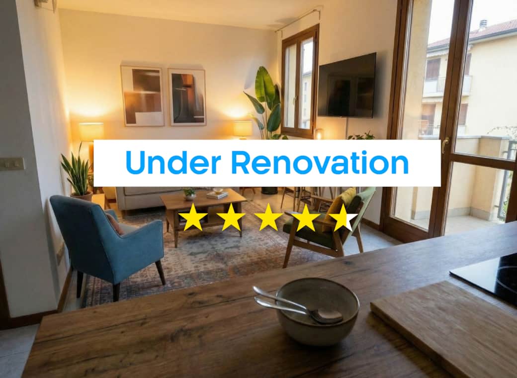 Il salotto open space, compatto e funzionale con balcone