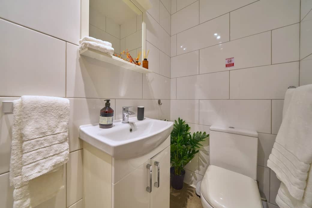 Bright modern bathroom with fresh towels and relaxing atmosphere. 