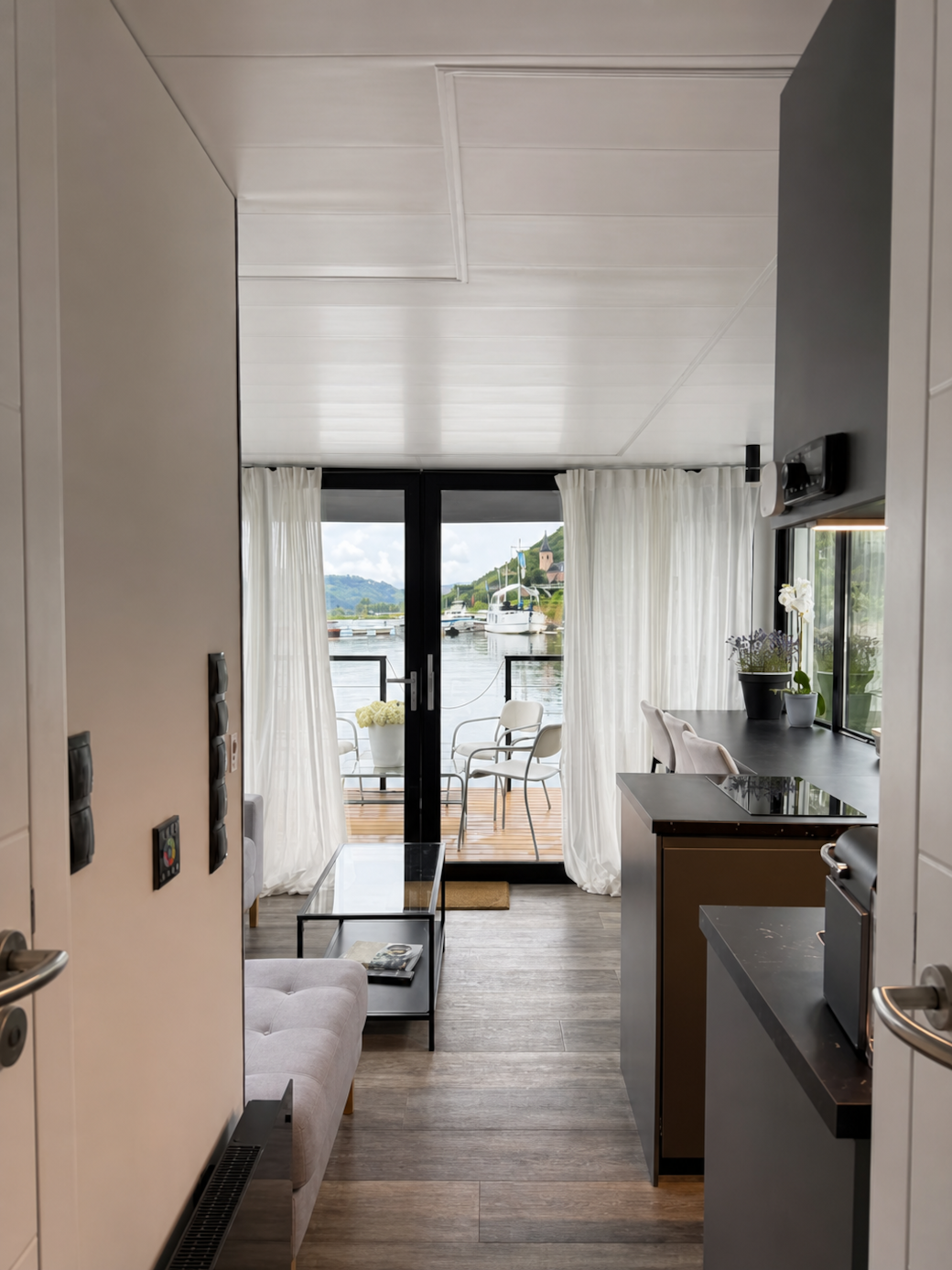 Living area with panoramic Rhine view