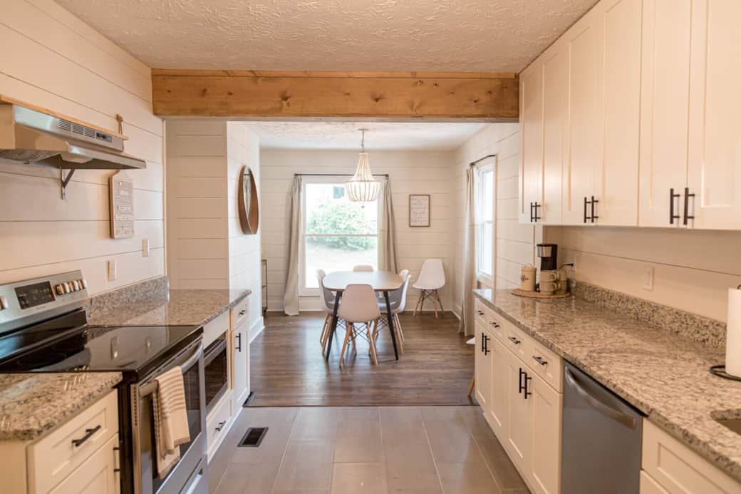 Full kitchen with white shaker cabinets and granite countertops. Goes straight into dining room to enjoy your meals! Full kitchen with white shaker cabinets and granite countertops. Goes straight into dining room to enjoy your meals!