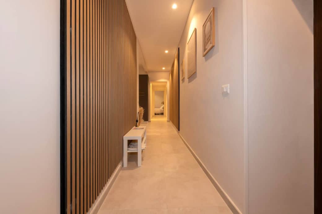 Ingresso spazioso a Civitavecchia: ampio corridoio ideale per i bagagli di gruppi fino a 8 ospiti.