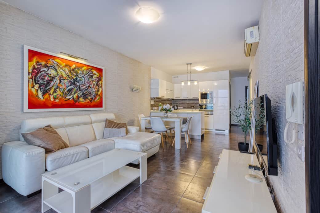 Bright open-plan studio with fully equipped kitchenette and dining space