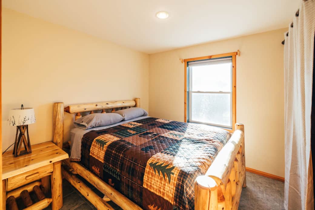 Ground level bedroom with Queen Size bed