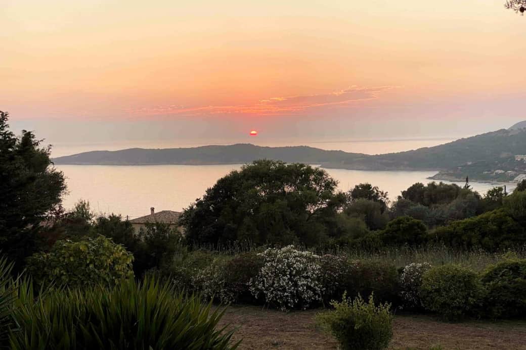 Coucher du soleil sur la pointe d'Omignia de la terrasse