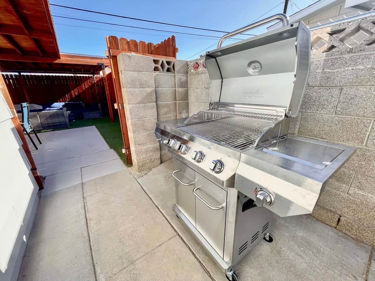  Fire up the stainless steel BBQ grill and enjoy outdoor cooking just steps from the pool and patio — perfect for family dinners, cookouts, and relaxing Vegas evenings. ☀️