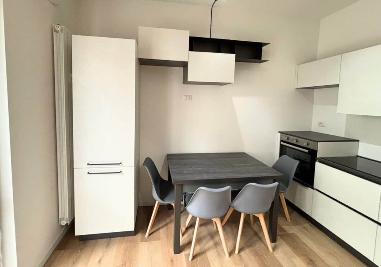 Soggiorno con divano letto, tv, cucina open space e accesso diretto al balcone. Zona tranquilla e silenziosa centro città, vicino a Piazza Pontida