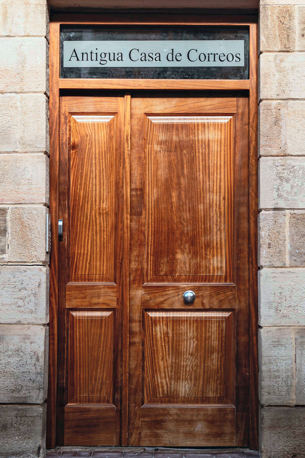 Portal de madera de la Antigua Casa de Correos