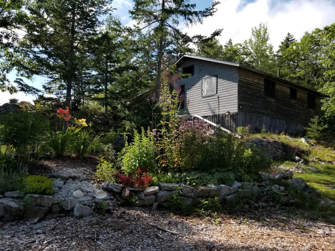 Crow’s Nest Cottage Entrance from the parking area. Up a set of granite steps