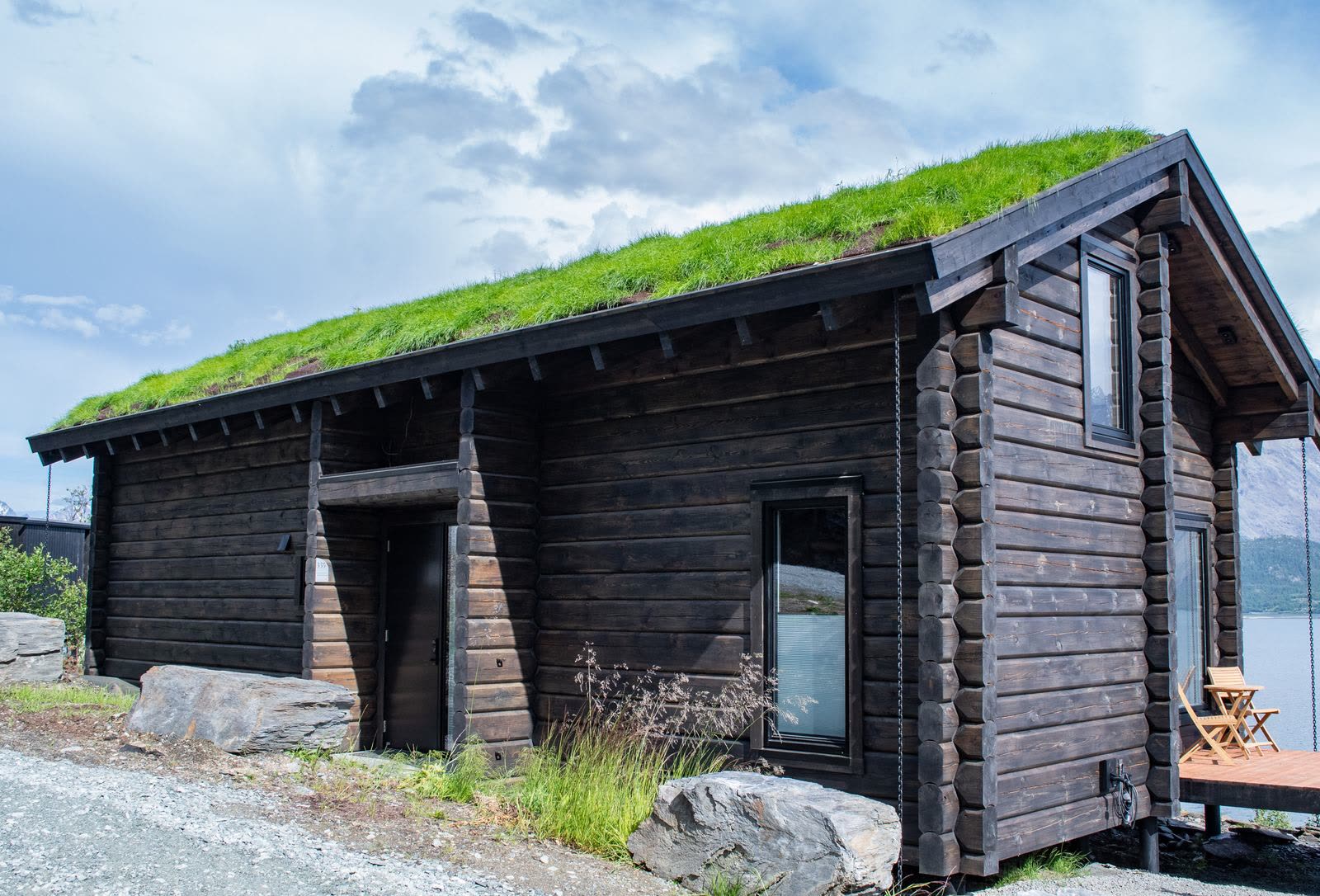 Chalet Skaret with terrace towards the water