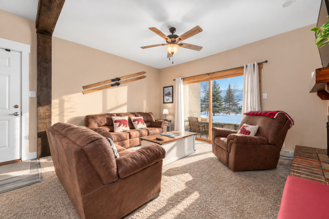 Comfortable Steamboat living room with rustic ski decor and plenty of seating for families.