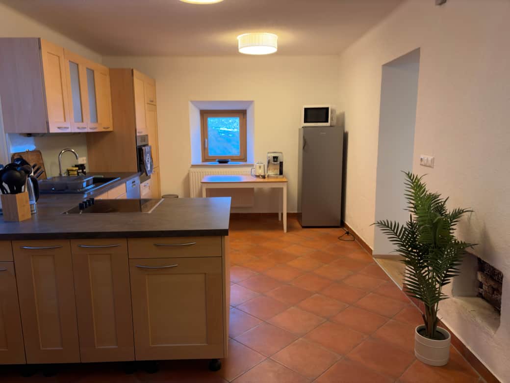 Voll ausgestattete Küche mit Geschirrspüler, zwei Kühlschränken und Geschirr für bis zu 18 Personen.