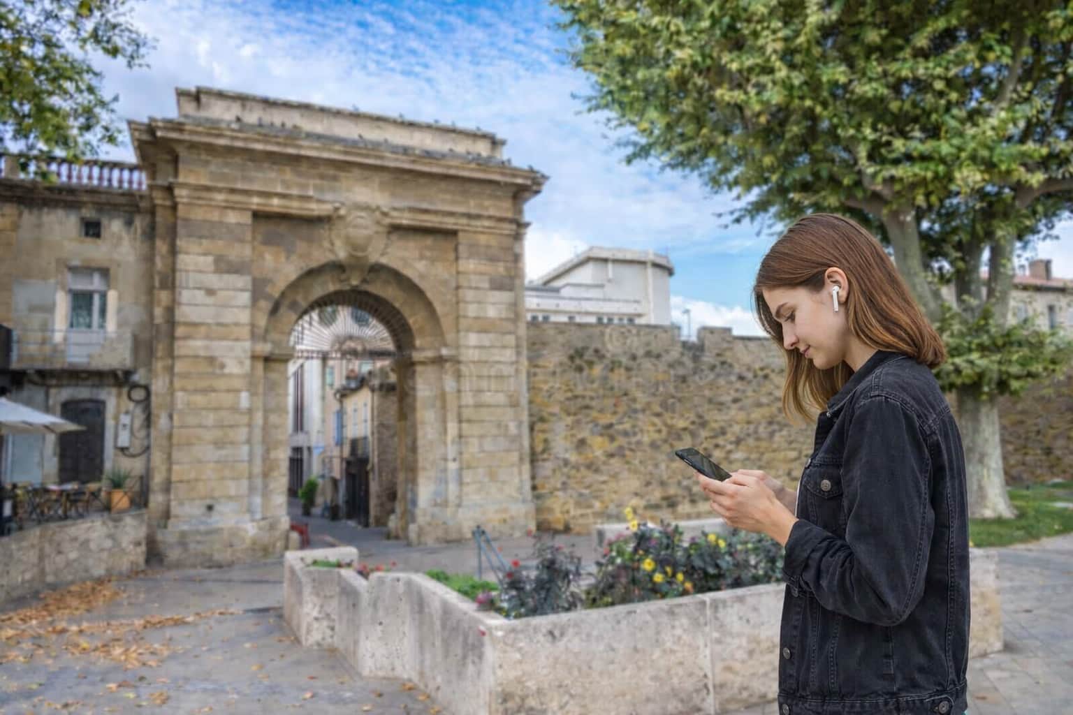 Couple at Place Carnot fountain