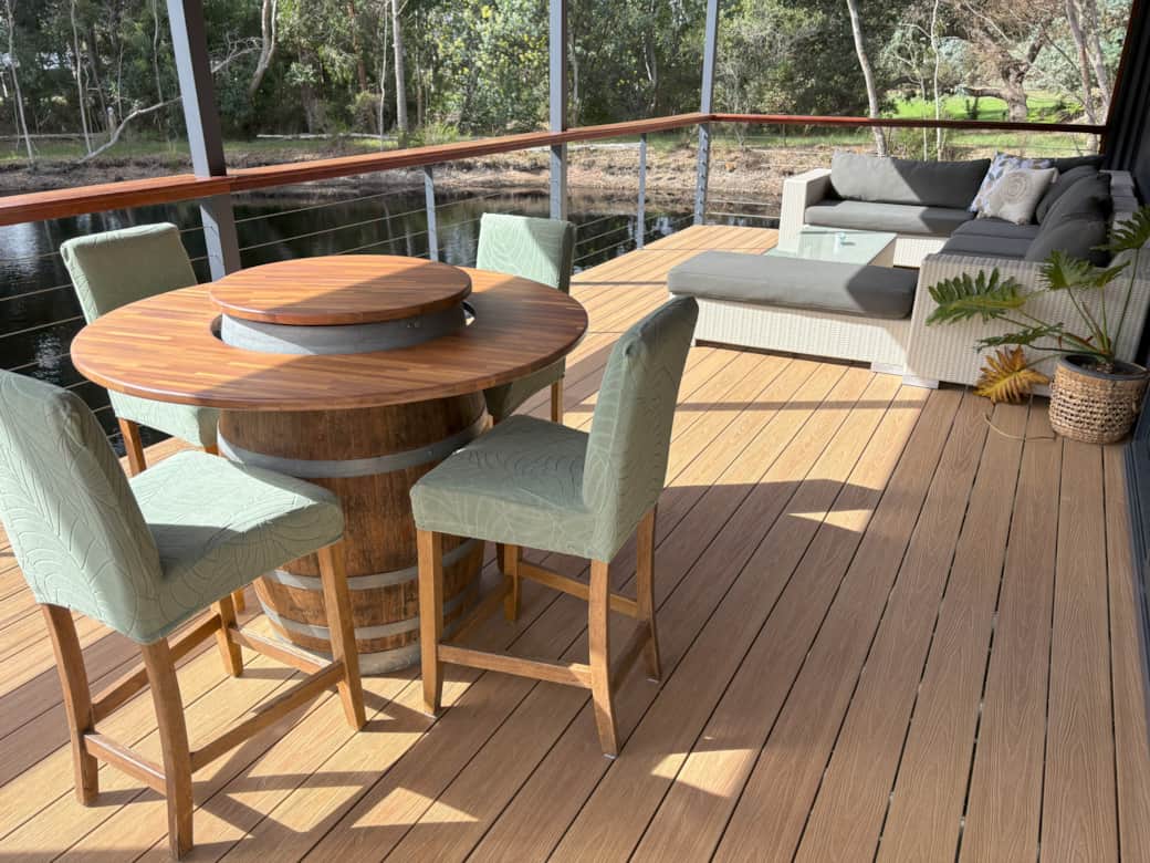 Deck dining and lounge