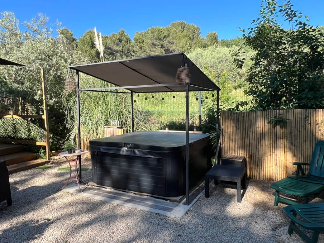 Jacuzzi et sa pergola Jacuzzi et sa pergola