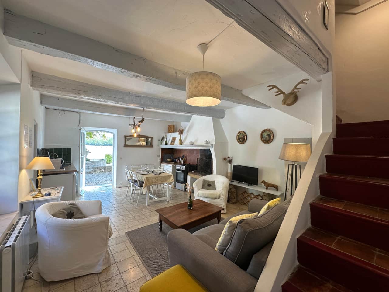 salon, cuisine, fauteuils, table, télévision, lampes, table à manger, chaises
