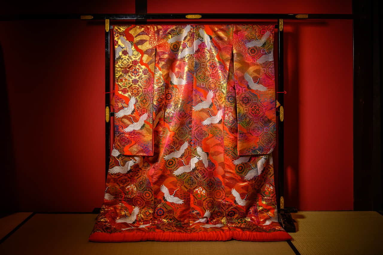 Un kimono de mariage exposé dans le salon.