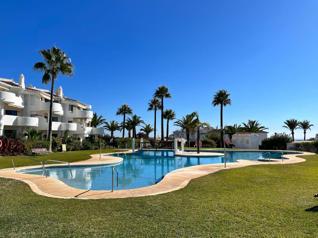 Stor pool på baksidan Stor pool på baksidan