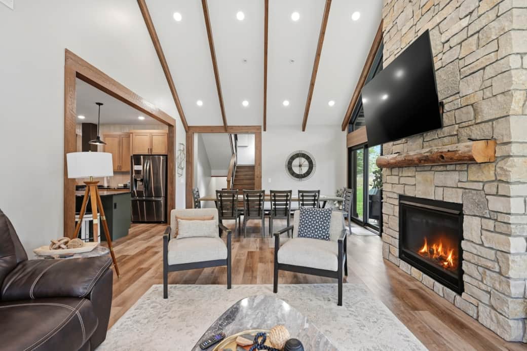 Main Living Room with Gas Fireplace