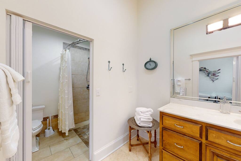 Master Bedroom 2 Ensuite - second floor