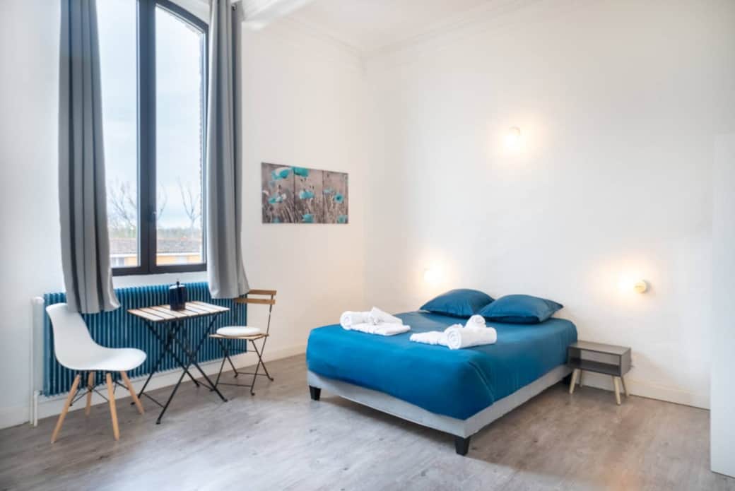 Chambre double lumineuse avec coin détente