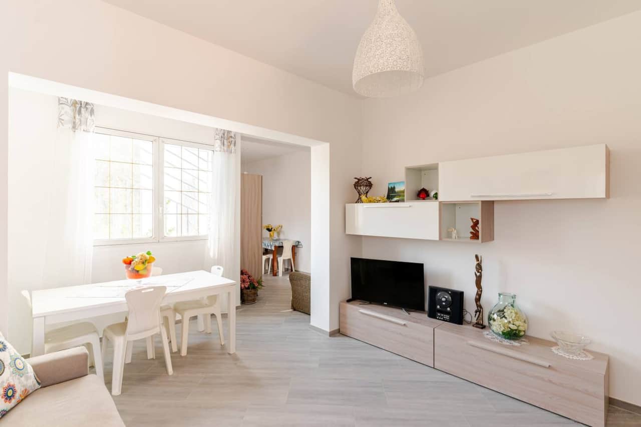 Soggiorno con TV, divano, tavolo da pranzo, connessione wifi e condizionatore