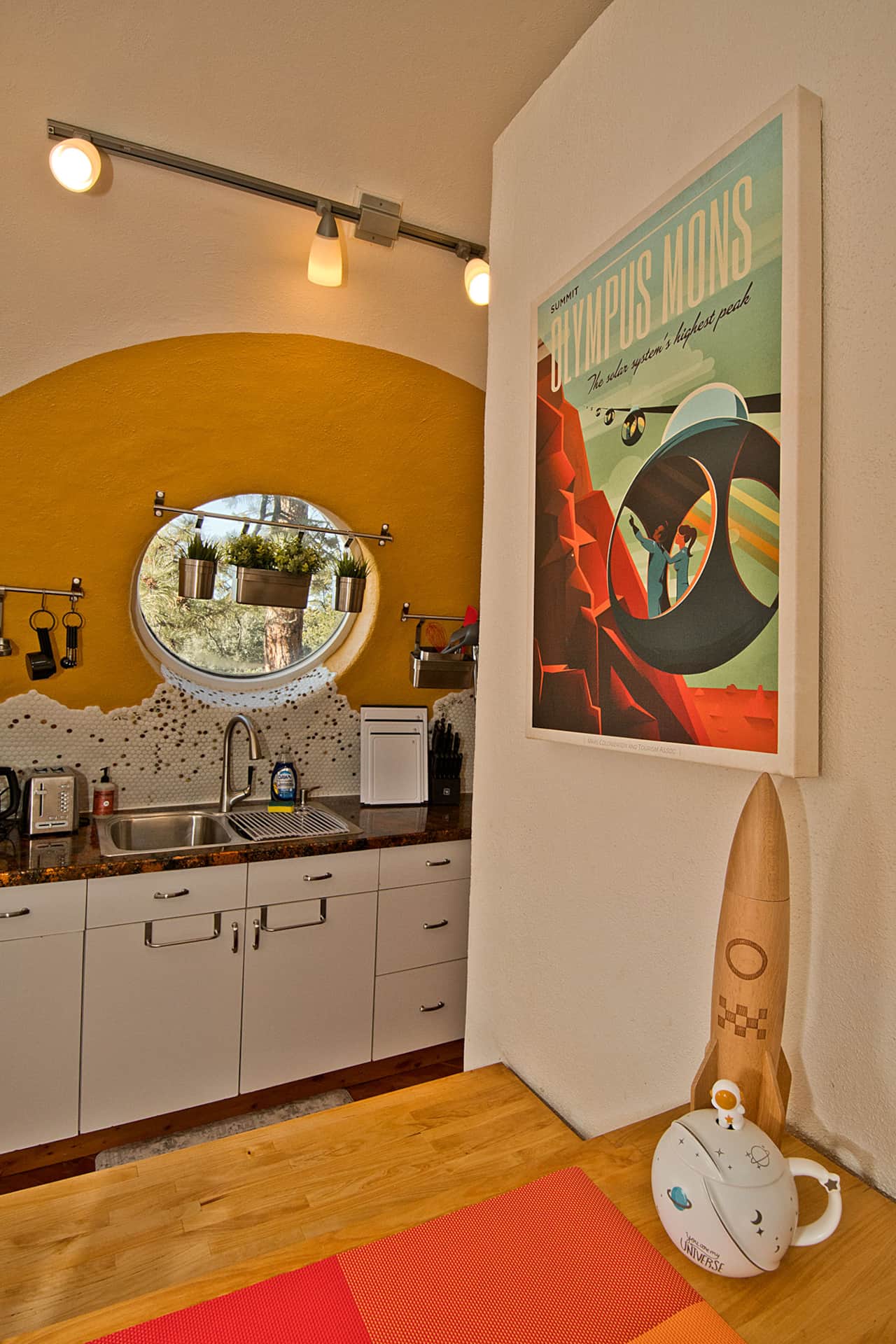 Full Kitchen with Bar for Dining