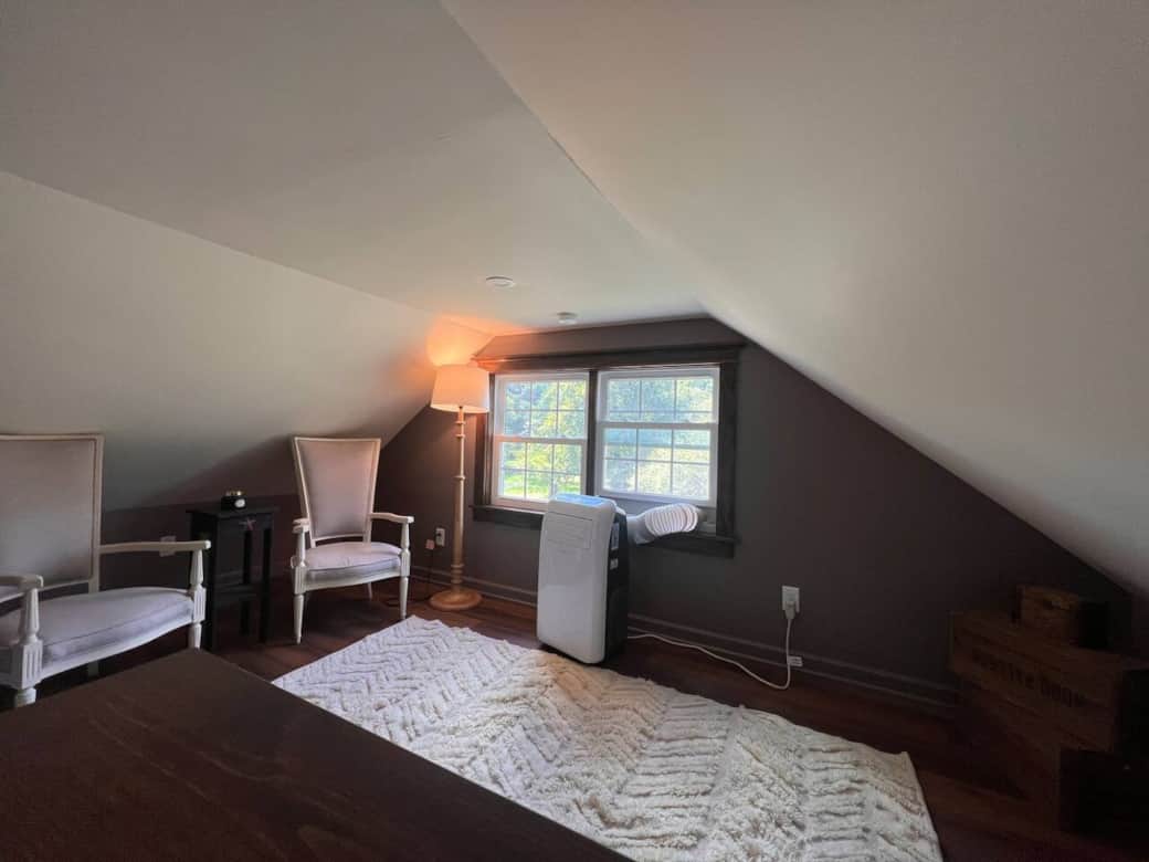 Large Bedroom upstairs has an extended living area. Large Bedroom upstairs has an extended living area.