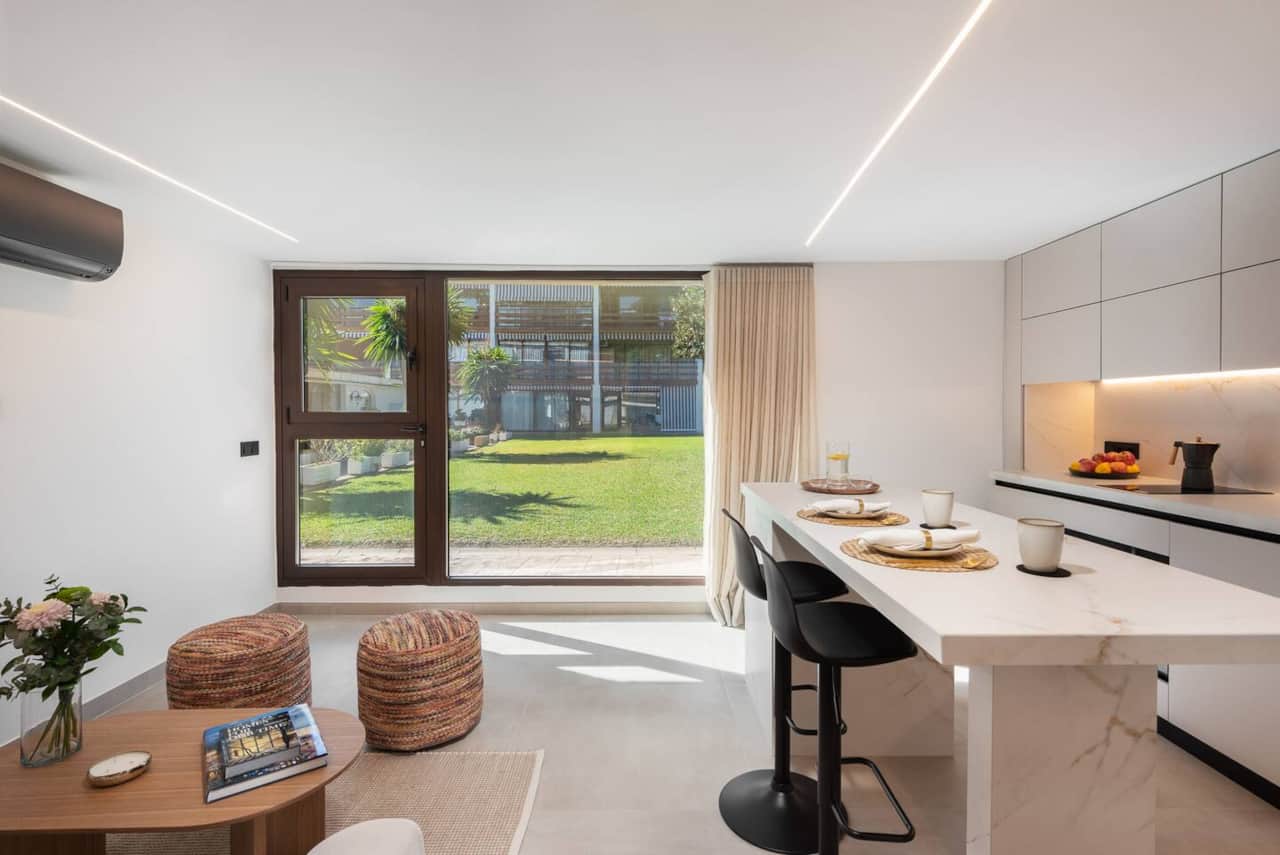 Living with 43" Smart TV, garden views, open kitchen with island