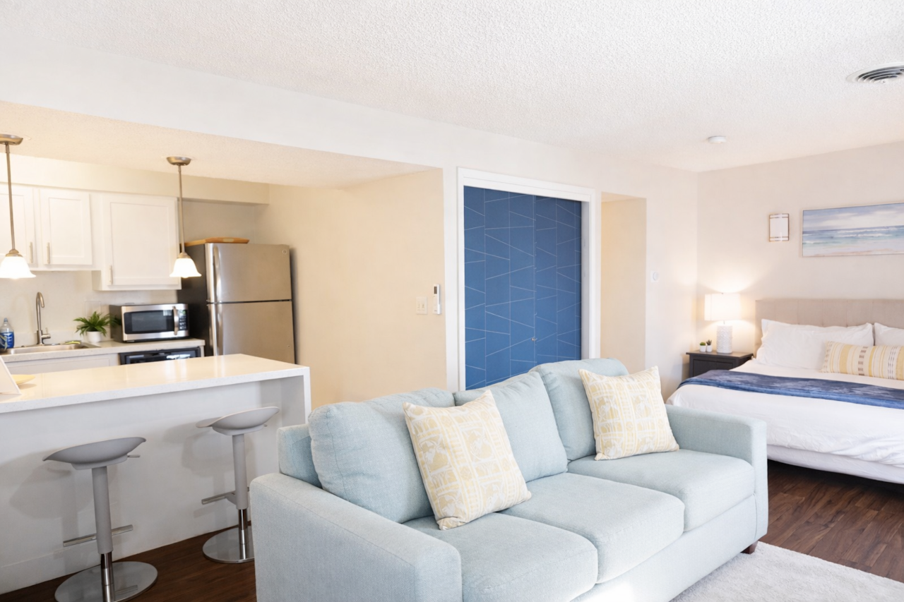 Stylish studio apartment in an unbeatable city location, perfect for work or play.