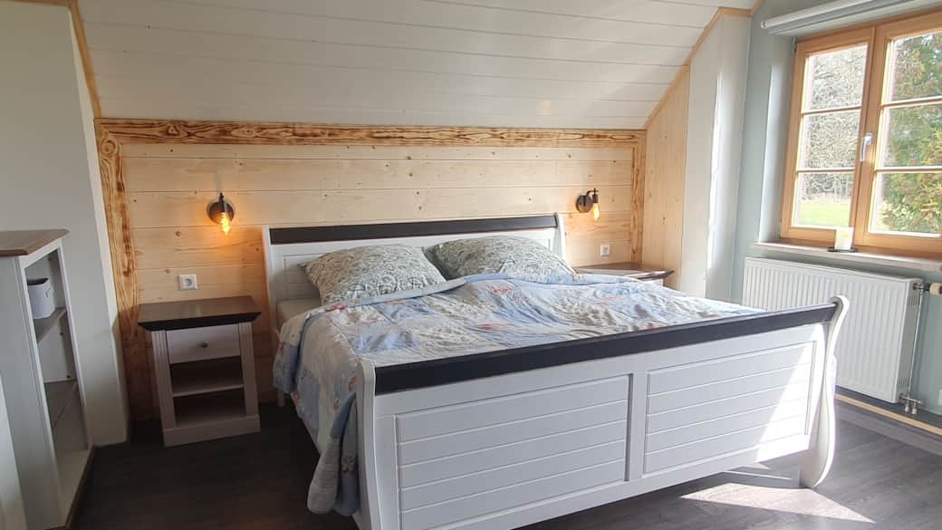 Elternschlafzimmer mit Doppelbett in der Ferienwohnung Beckenhölzle