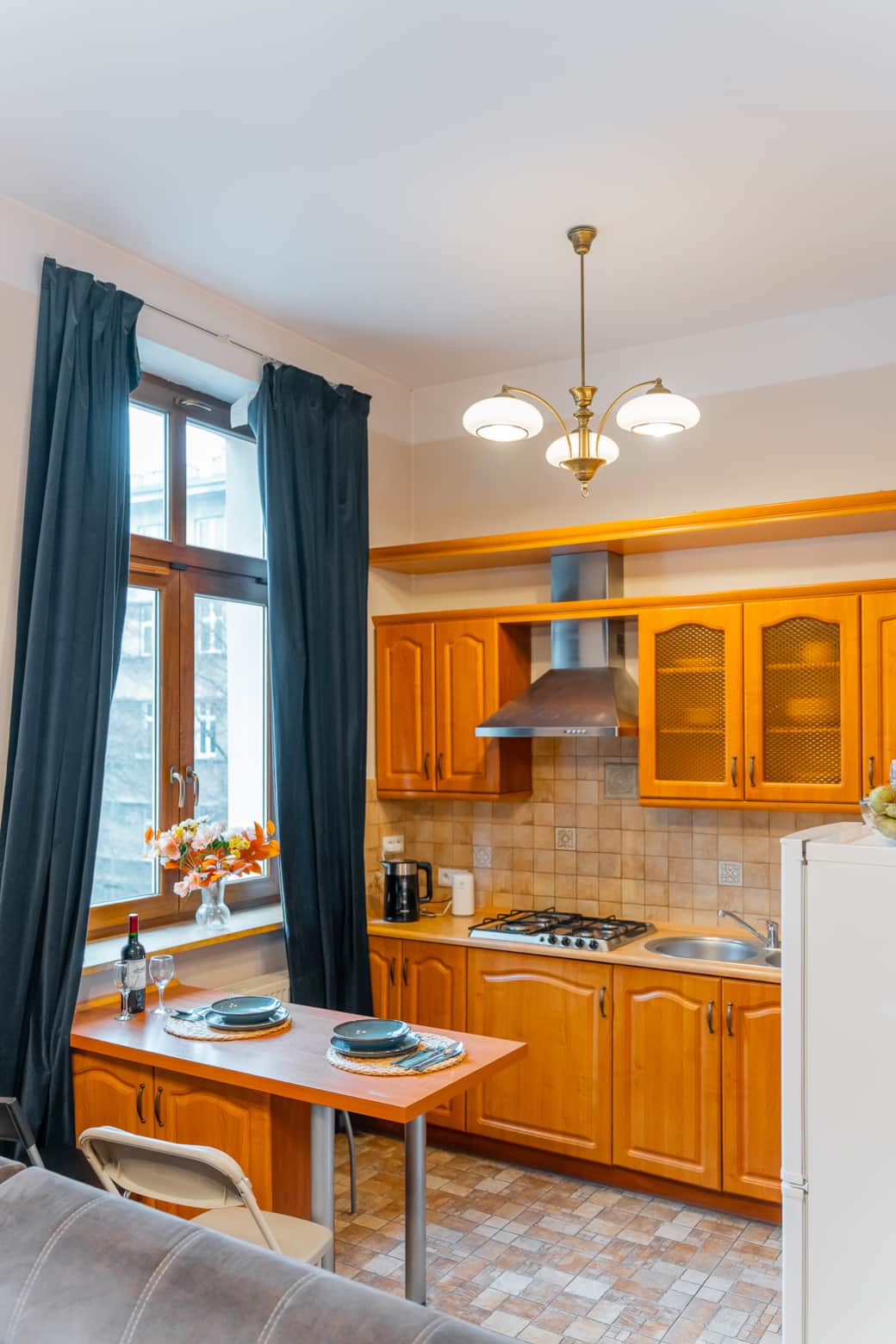 Fully equipped kitchen with a dining area, functional layout and a table by the window.