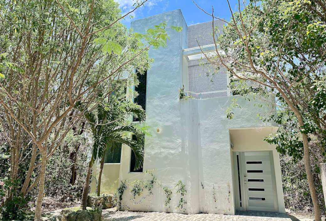Beautiful two-story home with patio with grill at 10 minutes from the beach