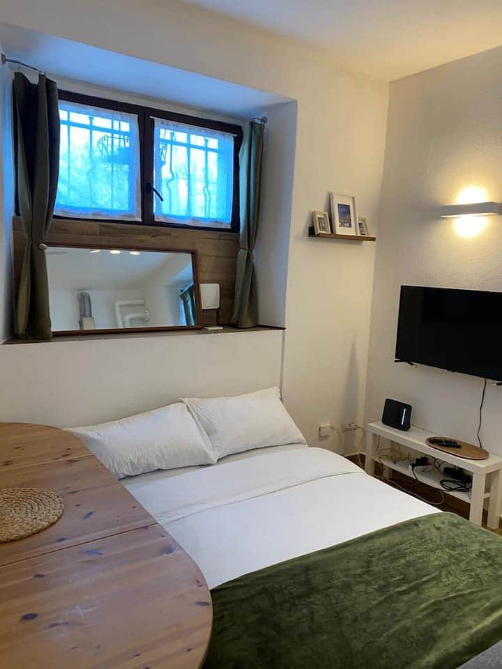 Divano letto da 1,40 m, adatto a una o due persone.