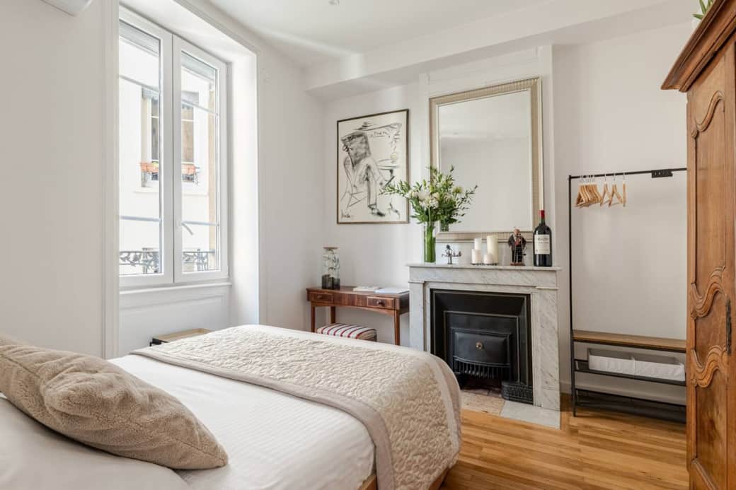 Chambre rénovée dans un bel immeuble haussmannien typiquement lyonnais, climatisée et meublée avec goût, donnant sur cour, au calme. Literie de qualité pour passer une bonne nuit réparatrice. Chambre rénovée dans un bel immeuble haussmannien typiquement lyonnais, climatisée et meublée avec goût, donnant sur cour, au calme. Literie de qualité pour passer une bonne nuit réparatrice.