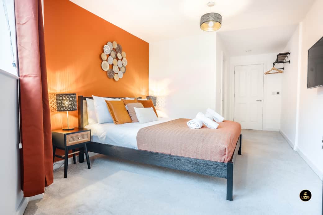 Bedroom 1 with One King bed, En-suite and Smart TV Bedroom 1 with One King bed, En-suite and Smart TV