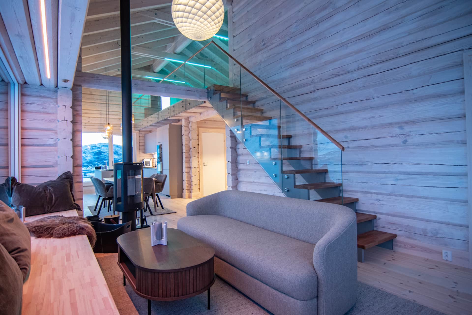 Offenes Wohnkonzept mit Galerie und stilvoller Einrichtung – modernes Ferienhaus in Norwegen