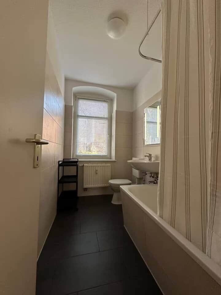 Badezimmer mit WC und Badewanne 