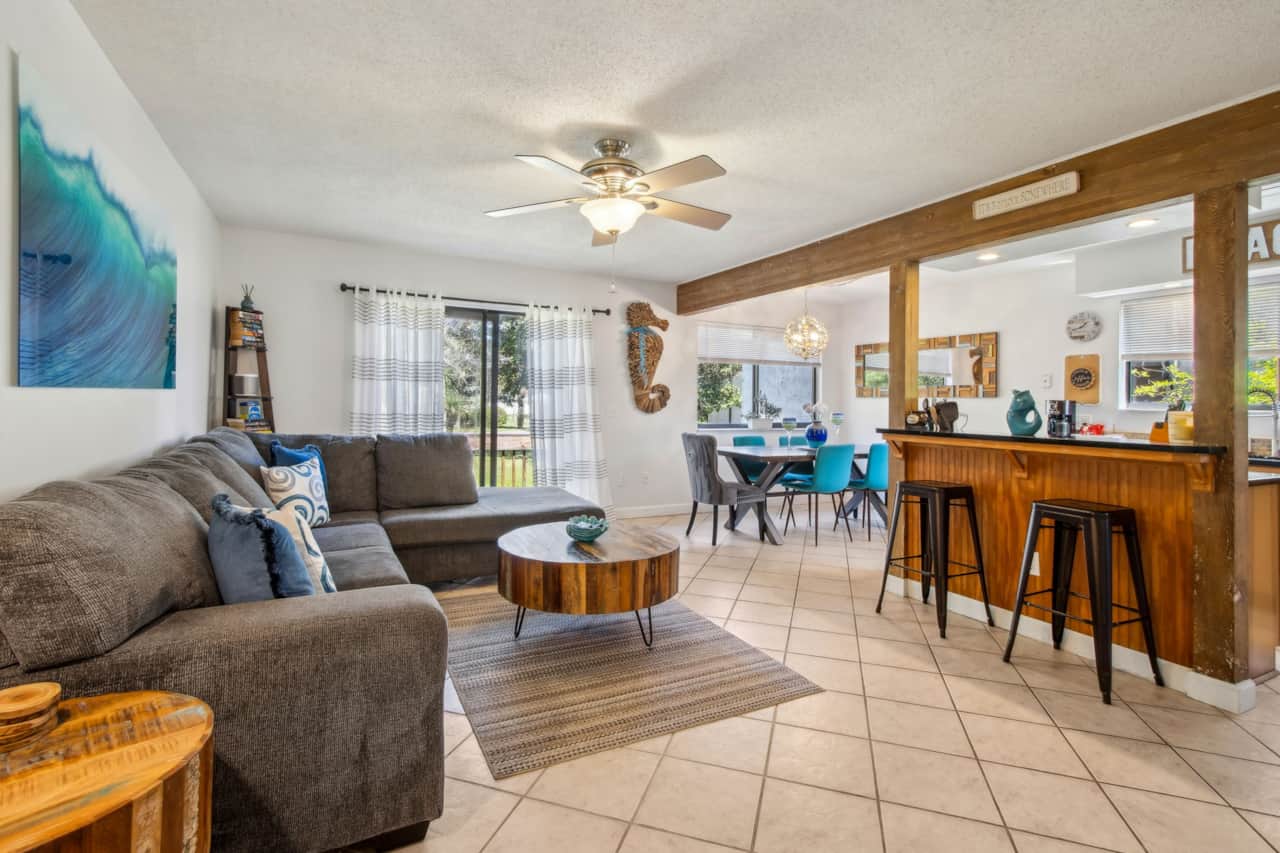 M4 Forest Ridge Living Area and Breakfast Bar