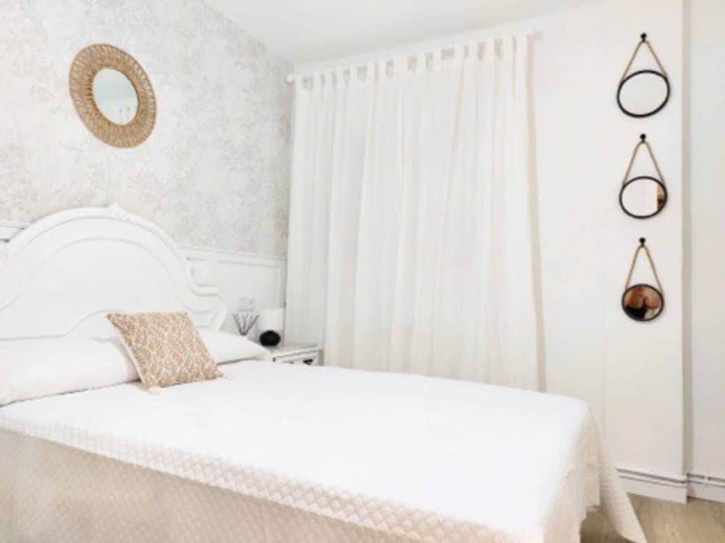 Habitación principal con cama de matrimonio y baño privado.