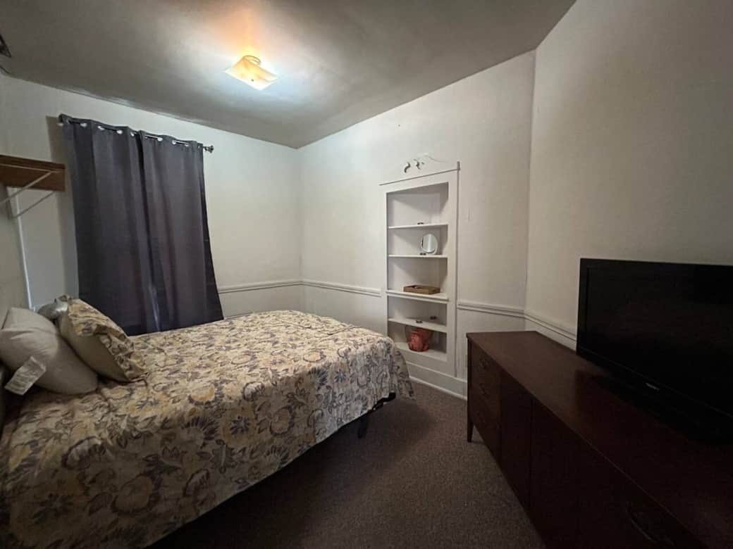 Bedroom 1 with Queen Size Bed.

~I have two other Suites in this Building~
~Click My Profile to check availability~