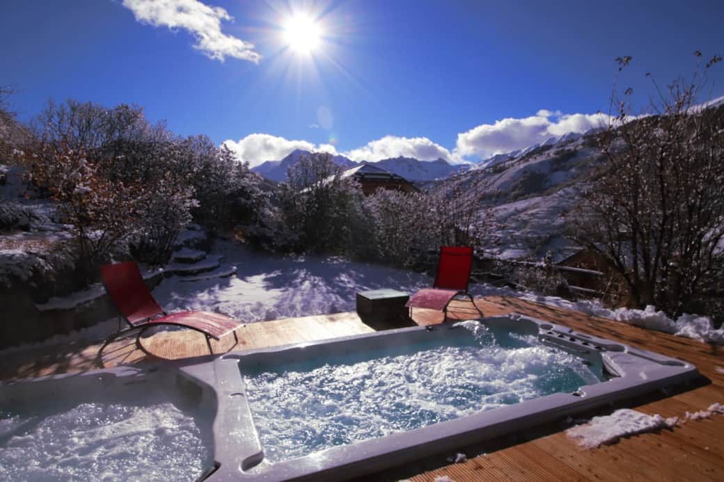 Le spa de nage de ce majestueux chalet, chauffé toute l'année pour votre confort optimal. Venez vous baigner dans la piscine à 30° et le jacuzzi bouillonnant à 37°. Le spa de nage de ce majestueux chalet, chauffé toute l'année pour votre confort optimal. Venez vous baigner dans la piscine à 30° et le jacuzzi bouillonnant à 37°.
