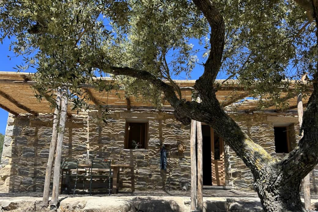 Patio esterno con tavolo da pranzo e sdraio