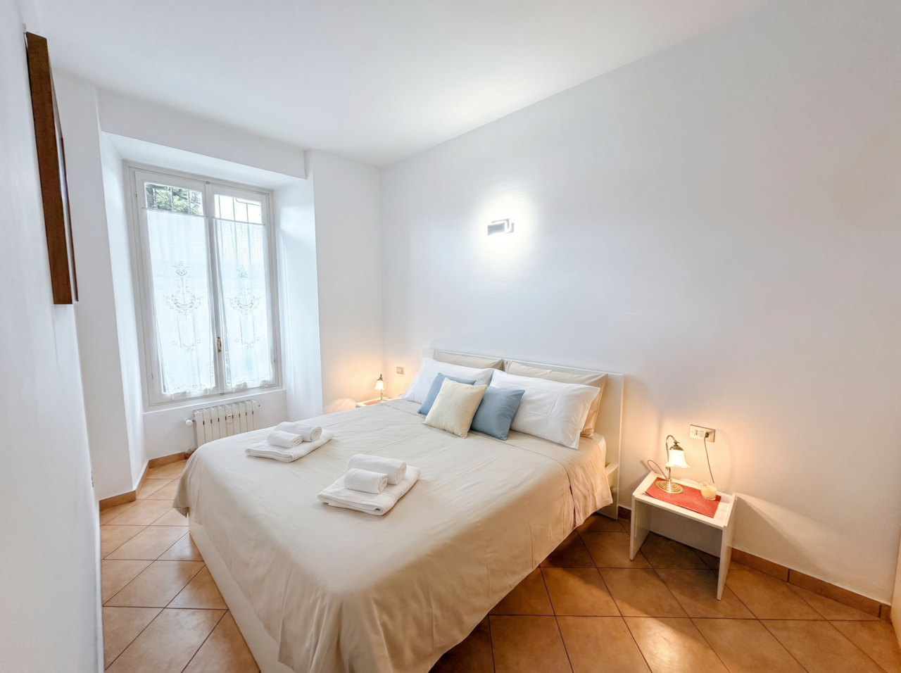 Das Schlafzimmer mit Bettwäsche und Handtüchern ist im Aufenthalt inbegriffen.