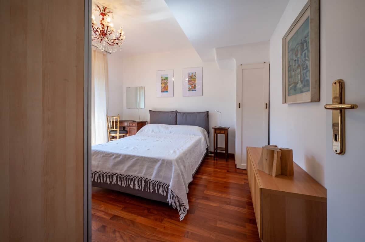 Accogliente e romantica, la camera matrimoniale offre un’atmosfera intima e rilassante, ideale per il tuo soggiorno in città!