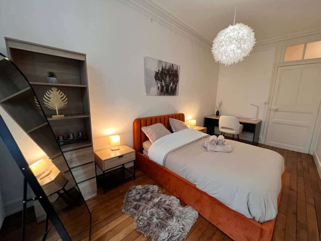 Chambre spacieuse et calme avec une literie de qualité pour un sommeil réparateur. Chambre spacieuse et calme avec une literie de qualité pour un sommeil réparateur.