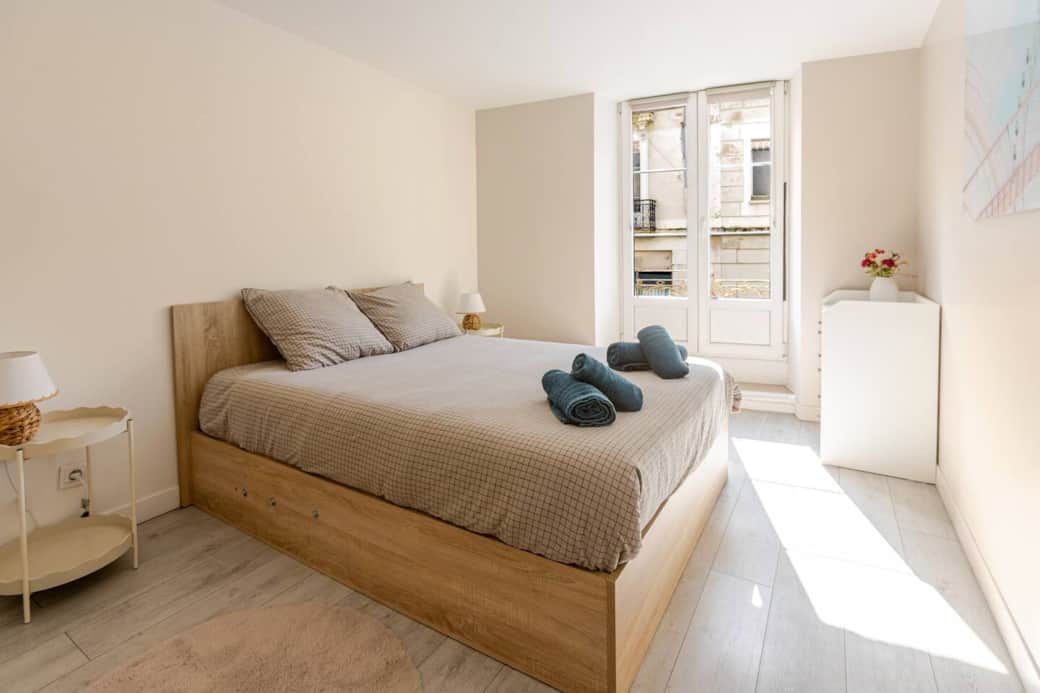 Chambre parentale spacieuse et paisible avec lit double, literie de qualité et nombreux rangement Chambre parentale spacieuse et paisible avec lit double, literie de qualité et nombreux rangement