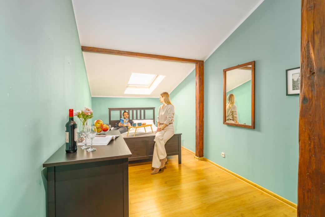 Drewniane akcenty i ciemne meble dodają elegancji.