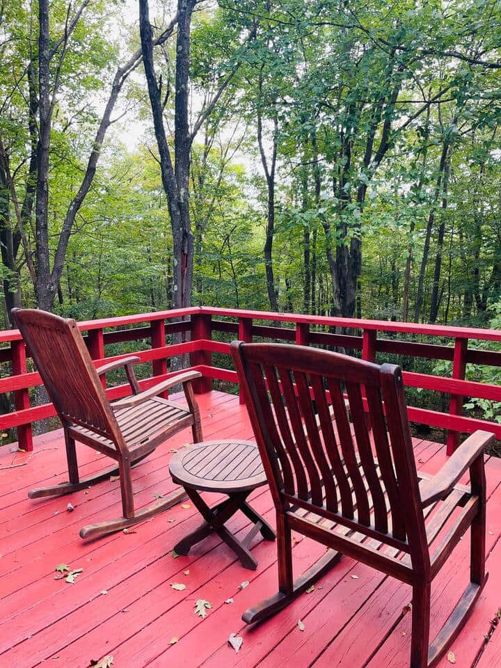 Enjoy bird-watching, morning coffee, or evening relaxation on the back deck. Enjoy bird-watching, morning coffee, or evening relaxation on the back deck.