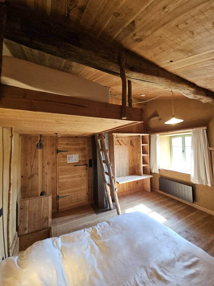 Chambre2: 1 lit double, mezzannine, étagère, penderie et bawette d'accès